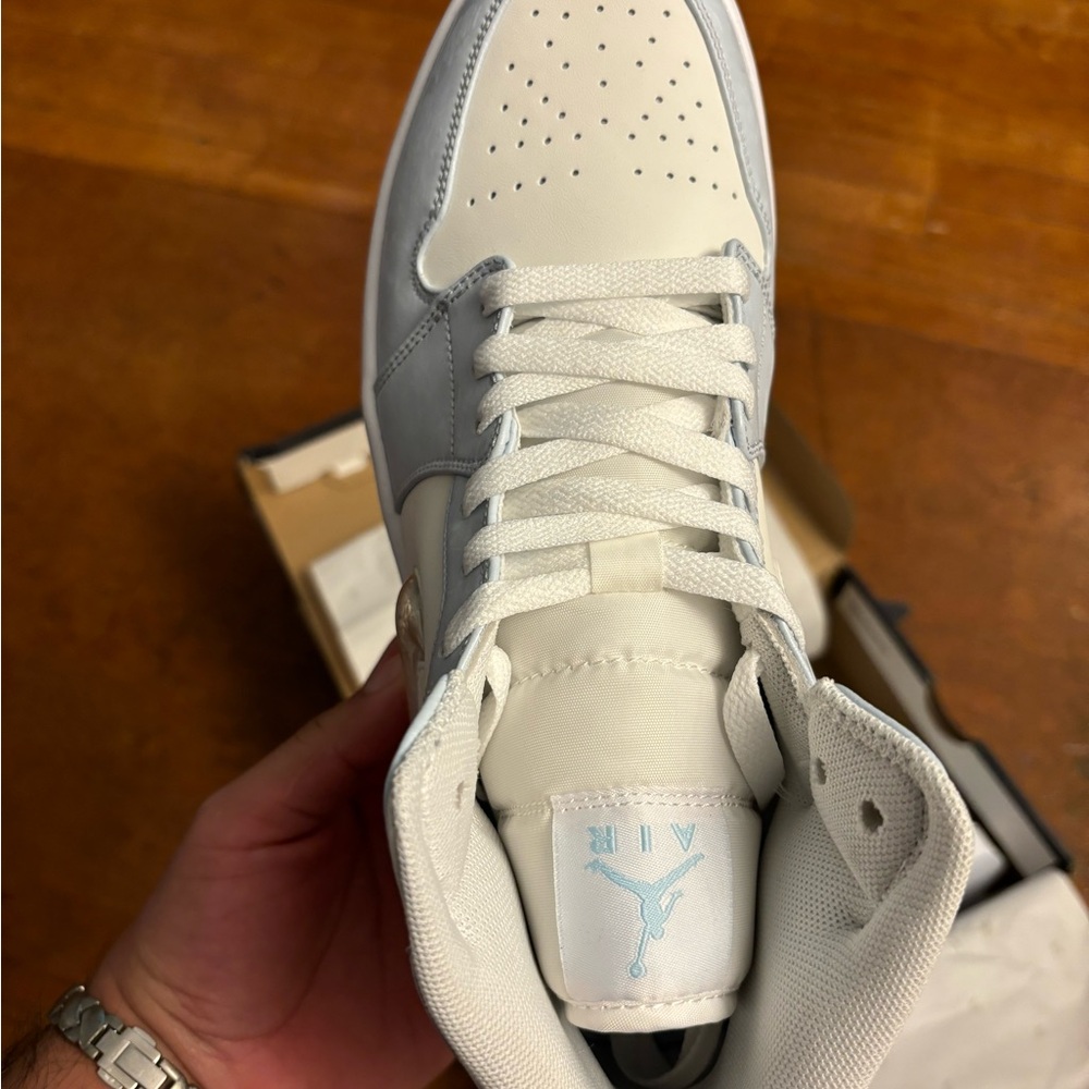 Air Jordan 1 Mid - Size 9 - Picture 2 of 6